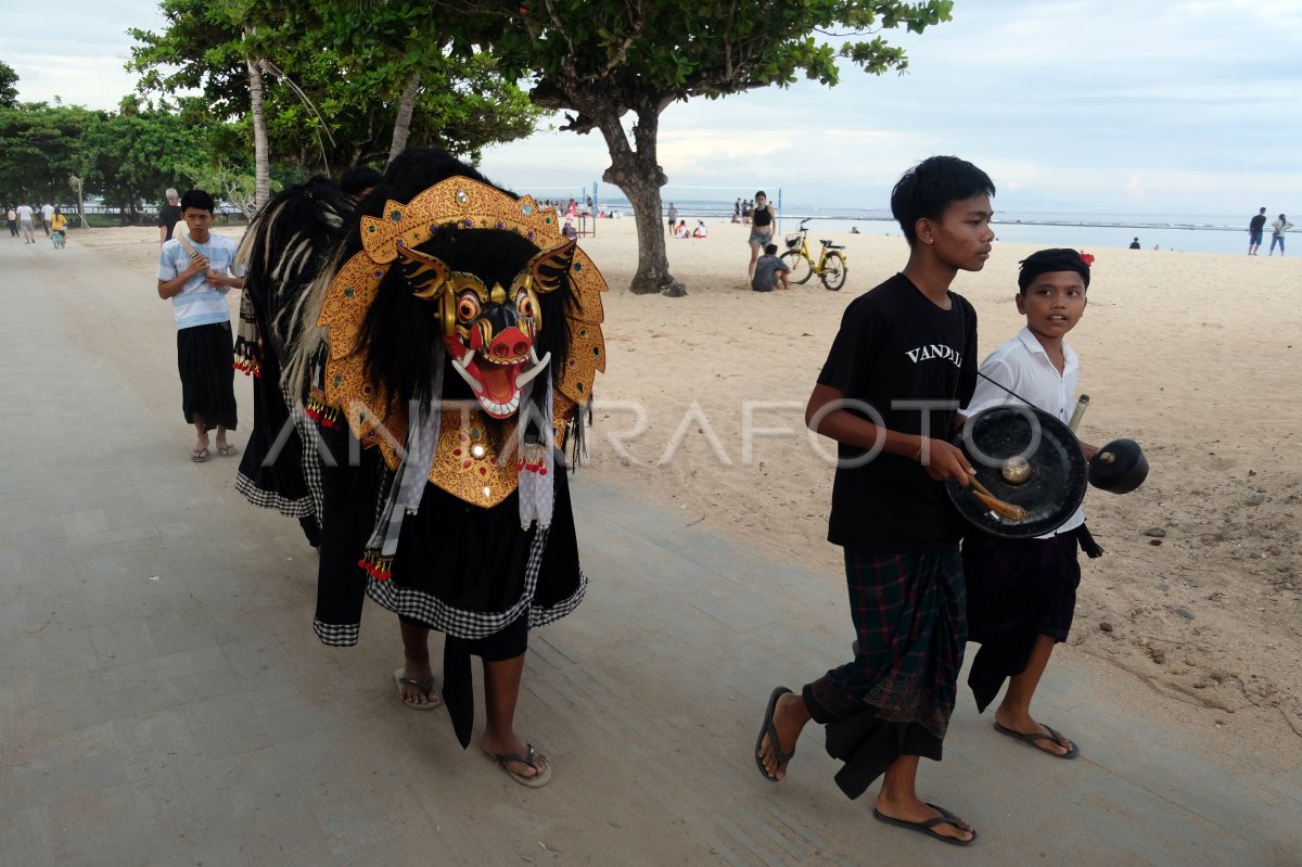 Tradisi Ngelawang Di Pantai Sanur Bali Antara Foto 1115