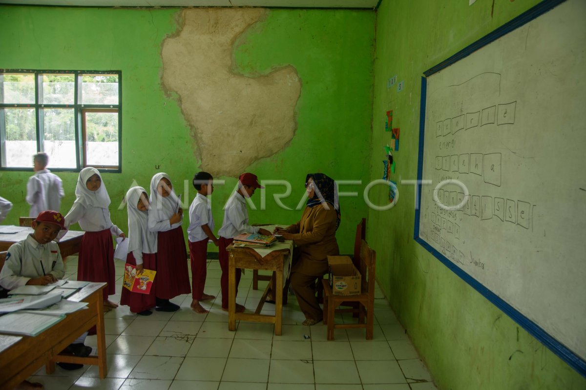 Siswa Sd Terdampak Bencana Pergerakan Tanah Menumpang Belajar Antara Foto 1333