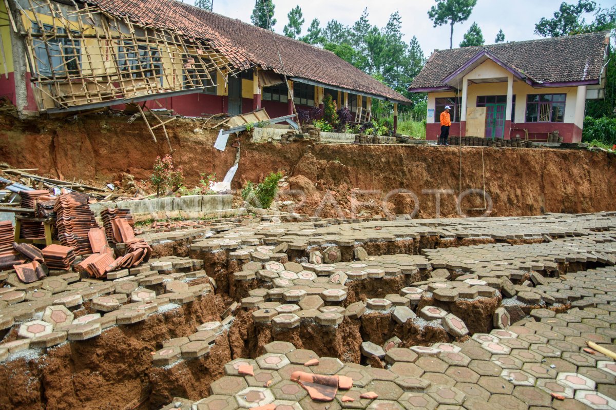 Tanggap Darurat Pergerakan Tanah Di KBB | ANTARA Foto