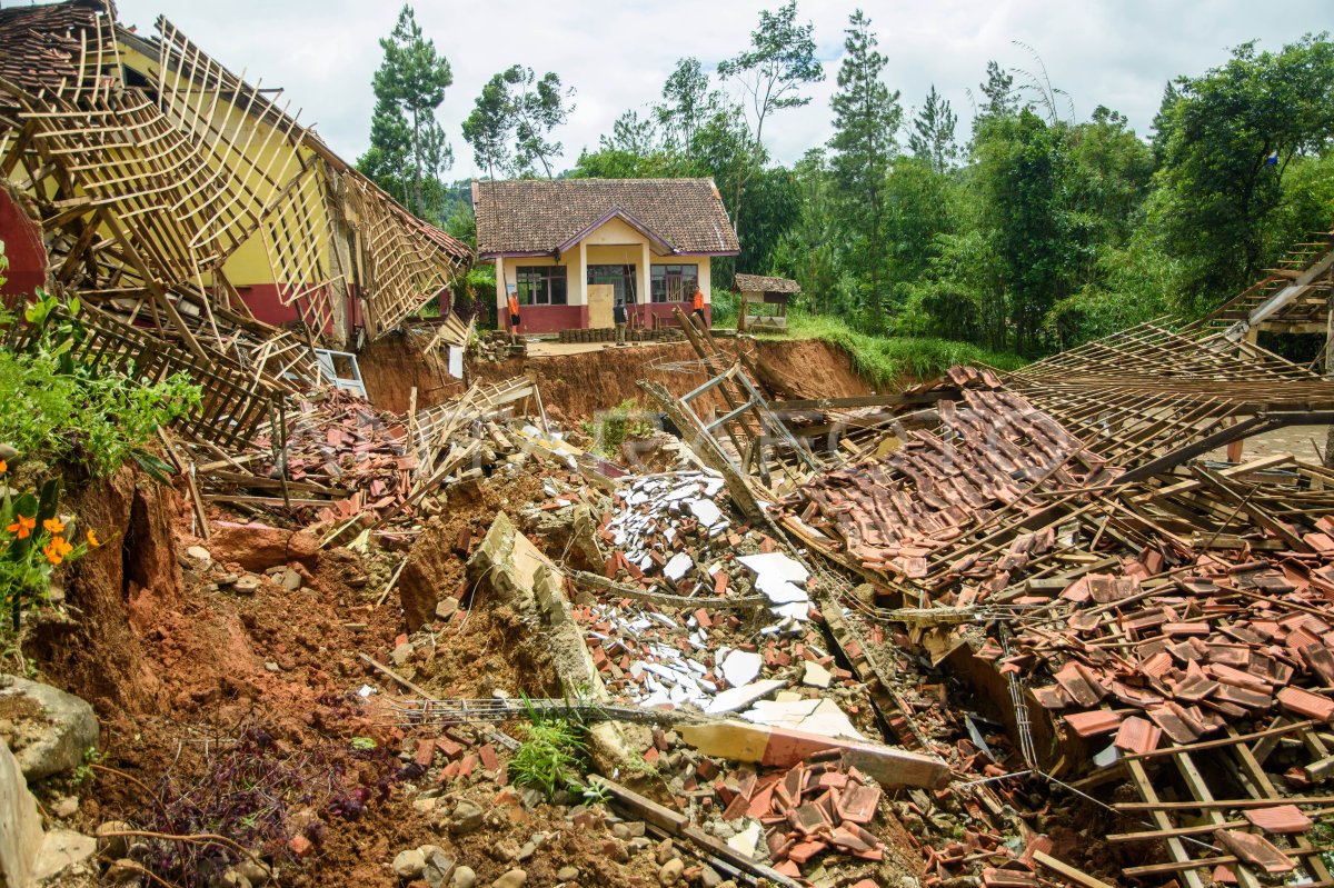 Tanggap Darurat Pergerakan Tanah Di KBB | ANTARA Foto