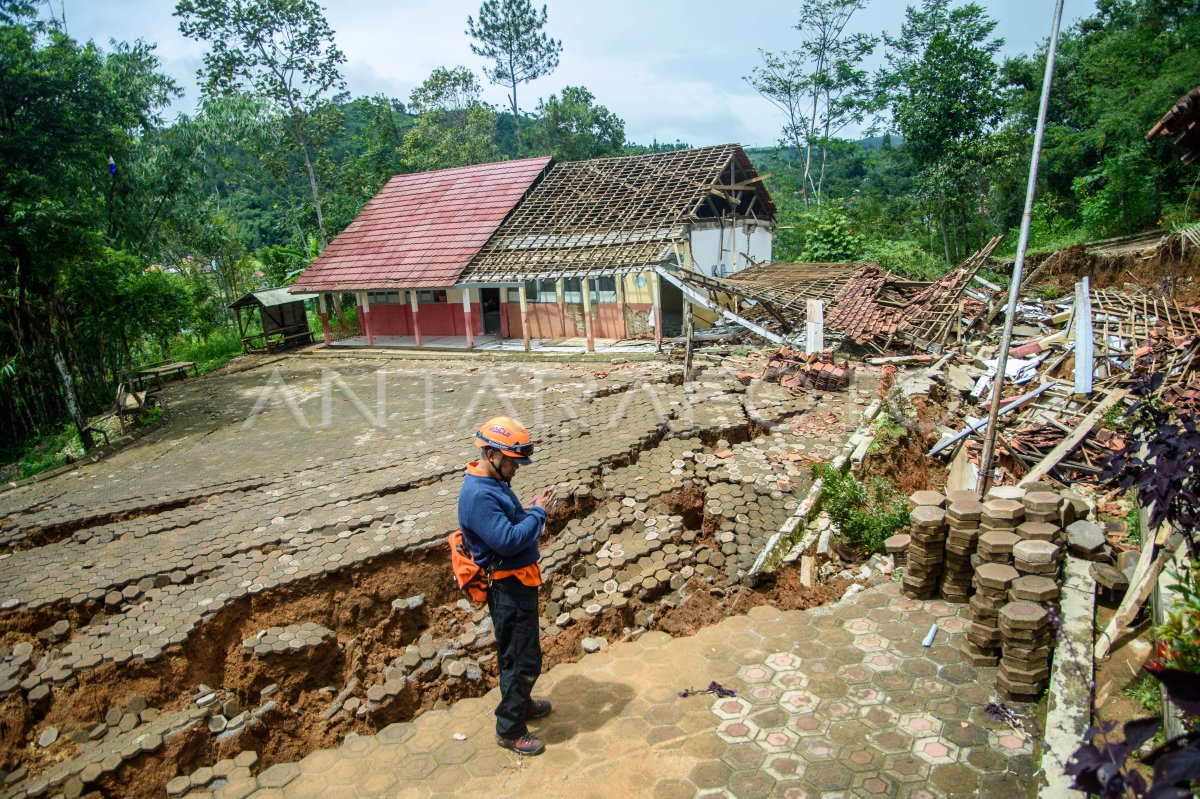 Tanggap Darurat Pergerakan Tanah Di KBB | ANTARA Foto