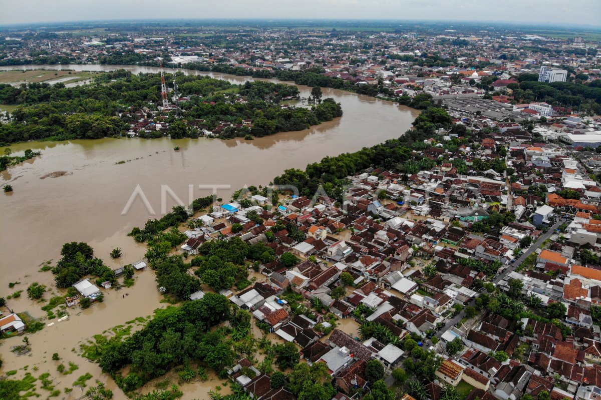 Banjir Akibat Luapan Sungai Bengawan Solo Antara Foto 7835