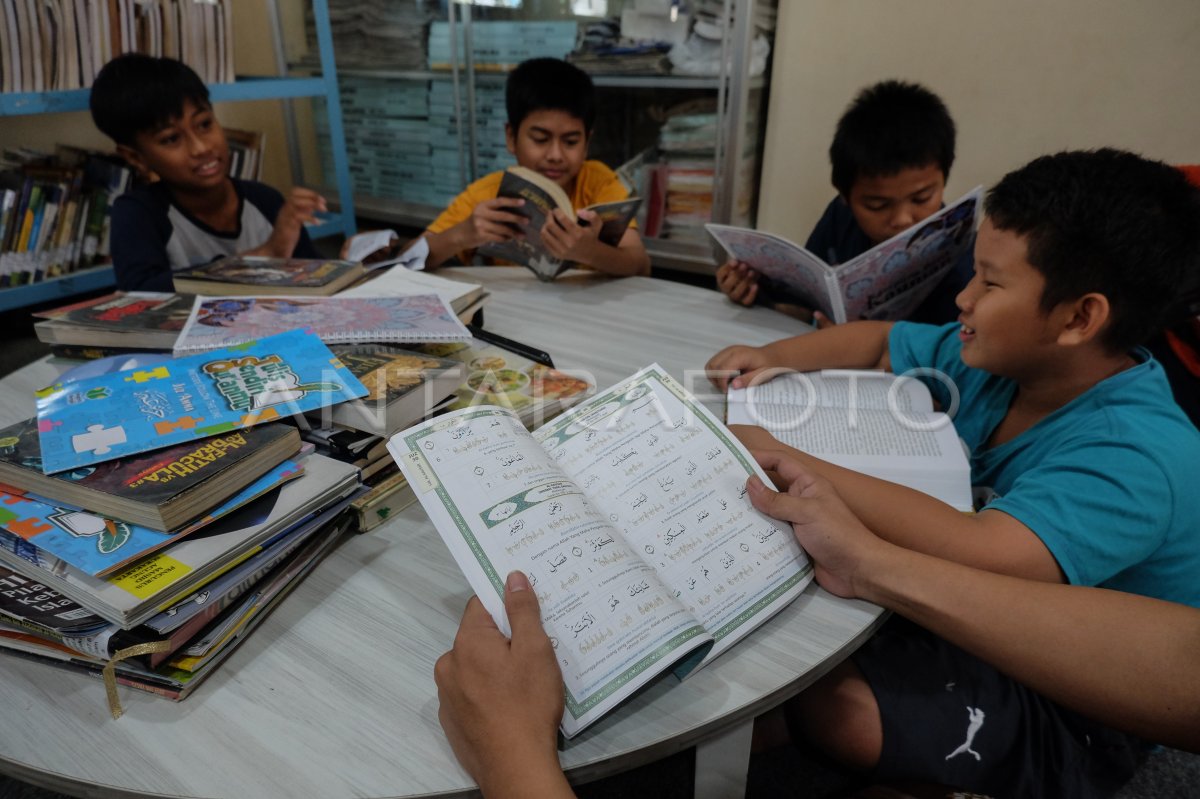 Kegiatan membaca buku di perpustakaan Masjid Agung Solo | ANTARA Foto