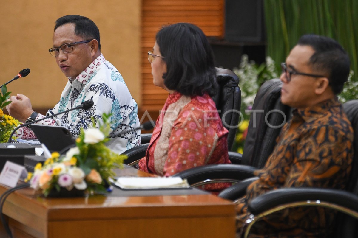 Pemberian THR Dan Gaji Ke-13 ASN 2024 | ANTARA Foto