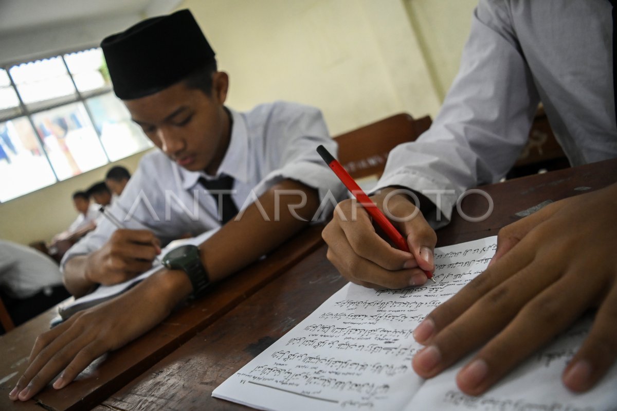 Santri mengaji kitab kuning saat Ramadhan | ANTARA Foto
