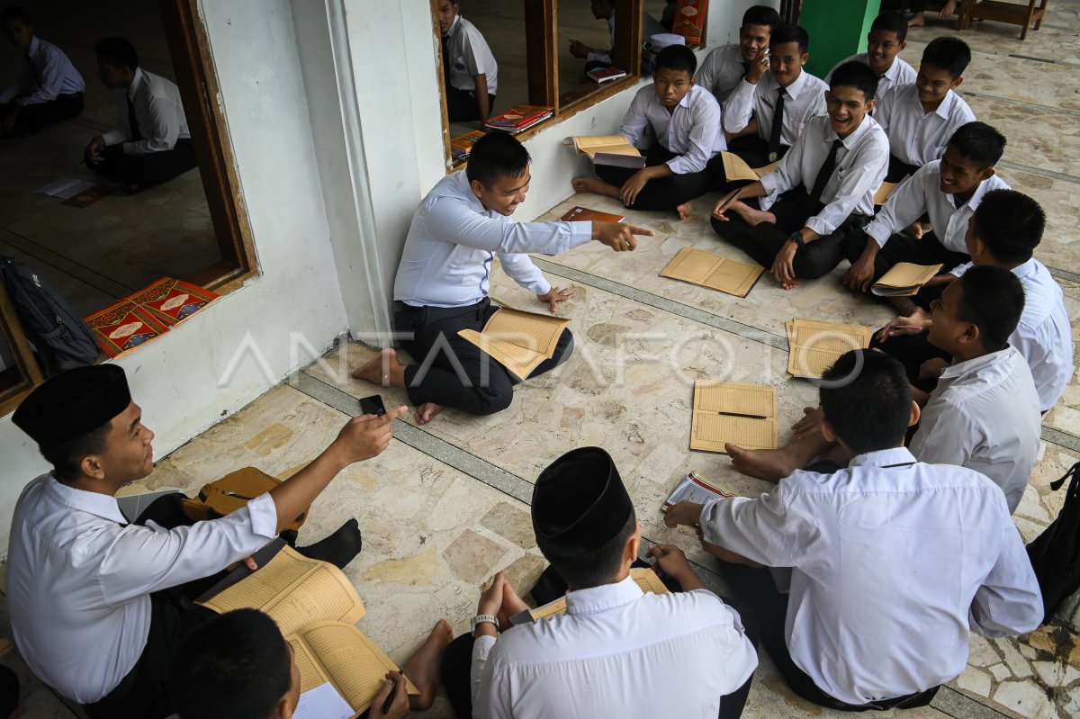 Santri Mengaji Kitab Kuning Saat Ramadhan 