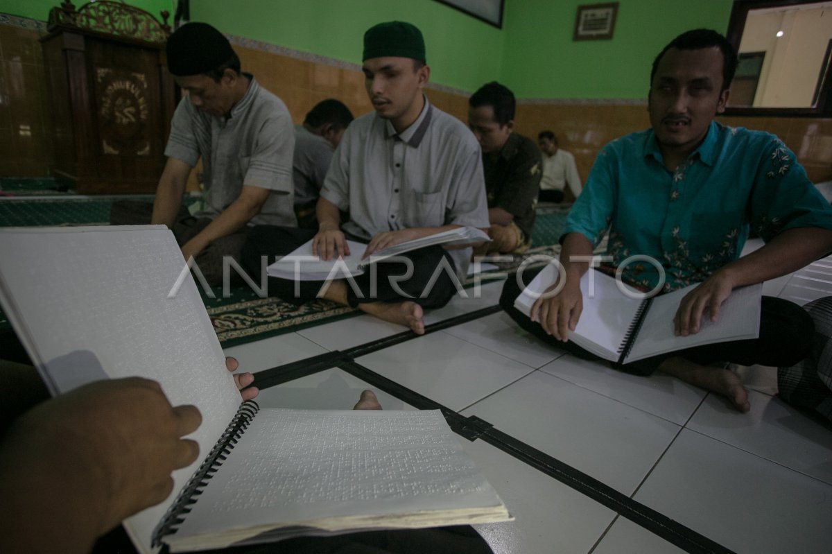 Tadarus Al Quran Braille Penyandang Tuna Netra Antara Foto