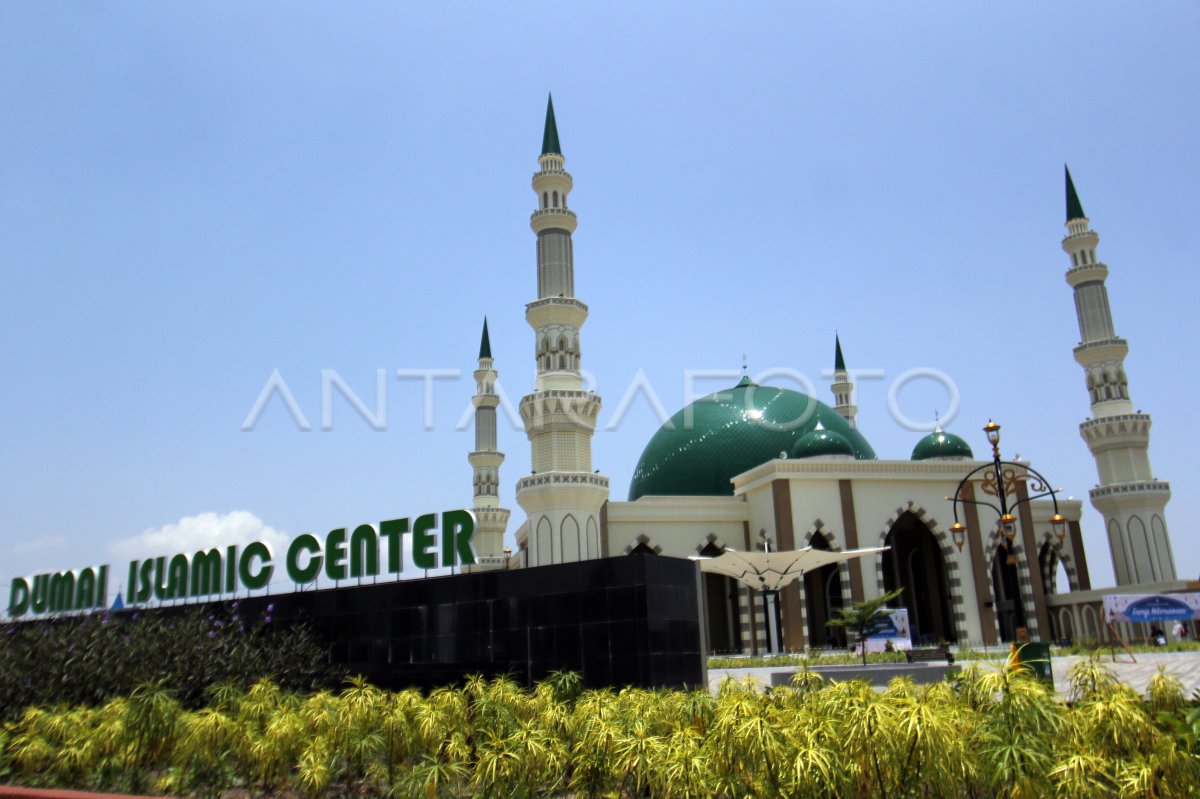 Arsitektur Masjid Dumai Islamic Centre di pesisir Riau | ANTARA Foto