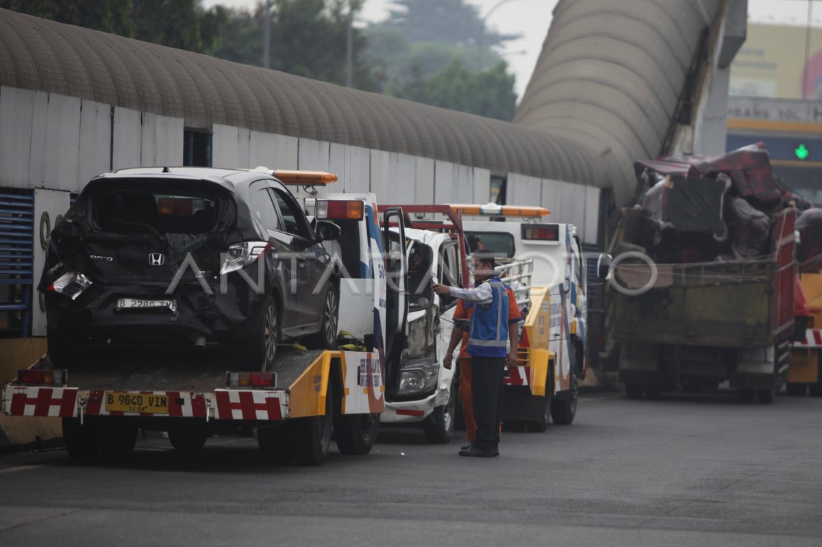 Kecelakaan Di Gerbang Tol Halim Utama | ANTARA Foto