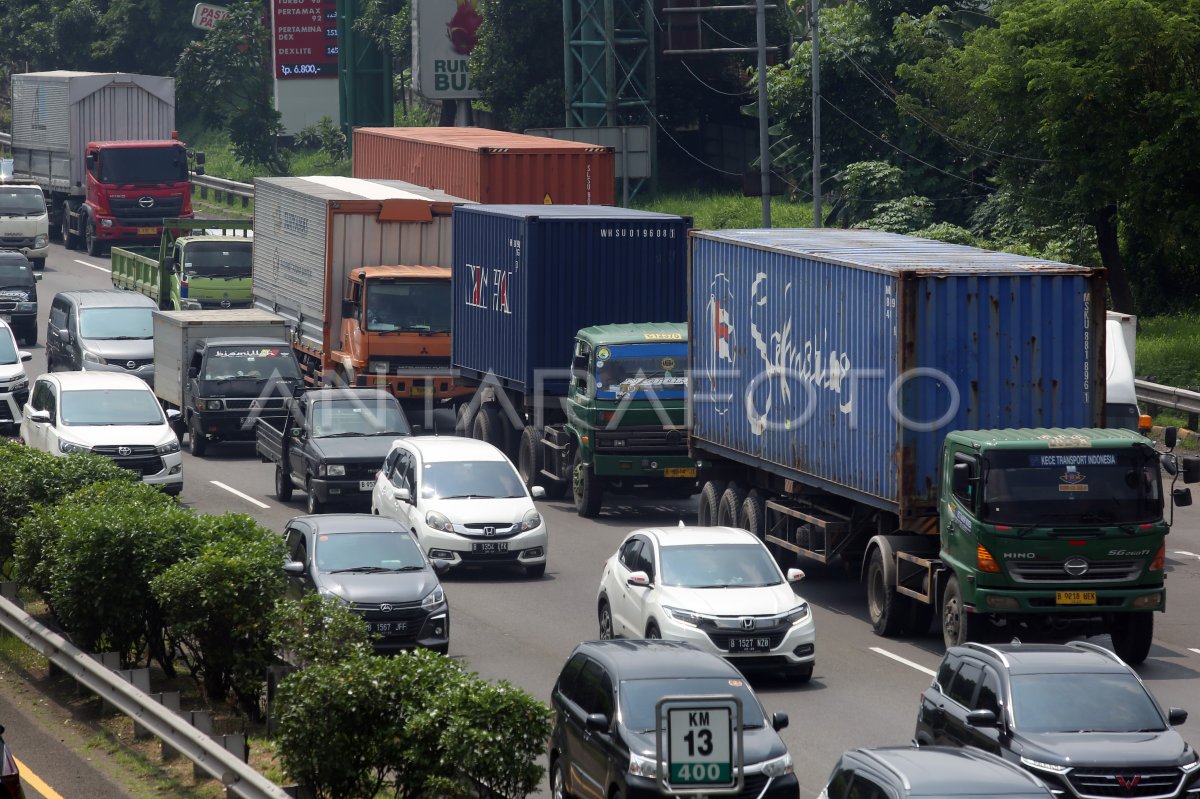 Pembatasan Angkutan Barang Pada Musim Mudik Lebaran 2024 | ANTARA Foto