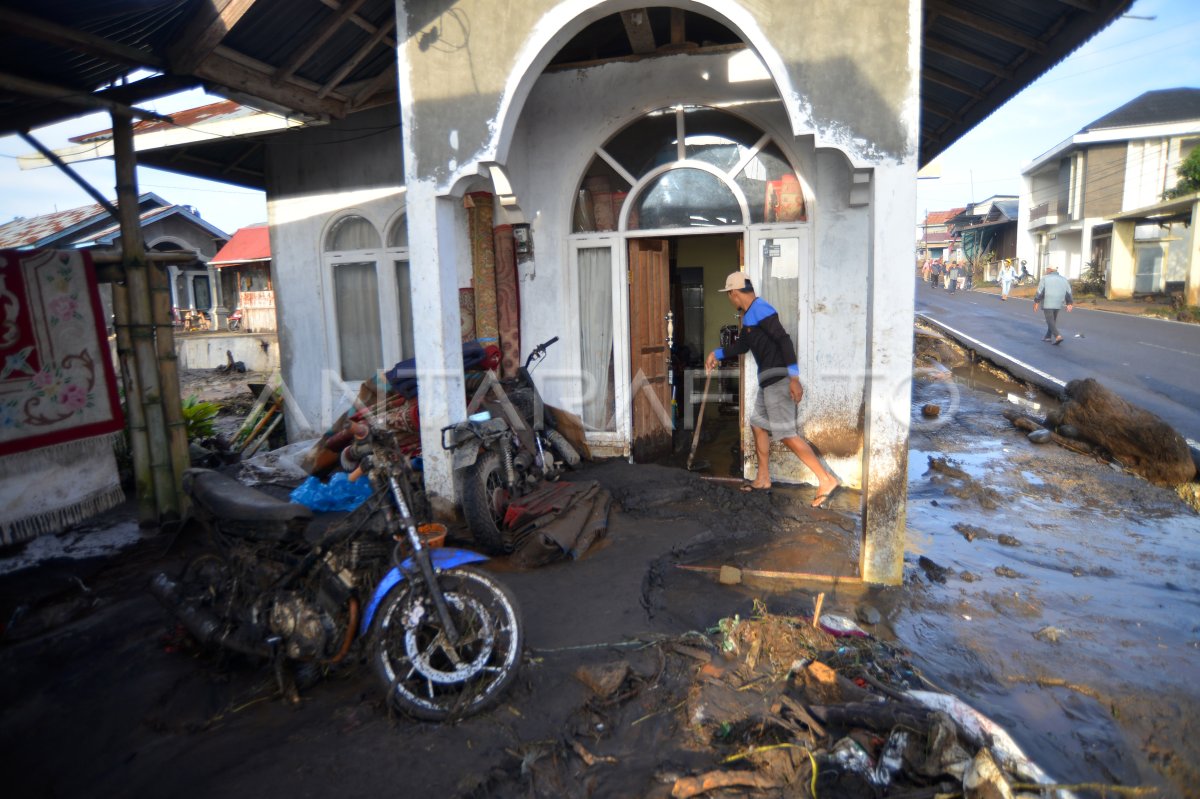 Dampak Banjir Lahar Dingin Gunung Marapi Antara Foto