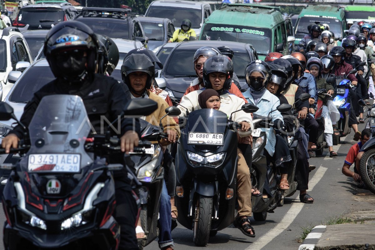 Kepadatan Kendaraan Saat Idul Fitri Di Bandung | ANTARA Foto