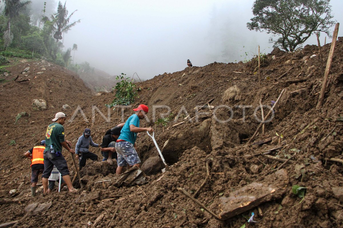 Pencarian Korban Bencana Tanah Longsor Di Tana Toraja | ANTARA Foto