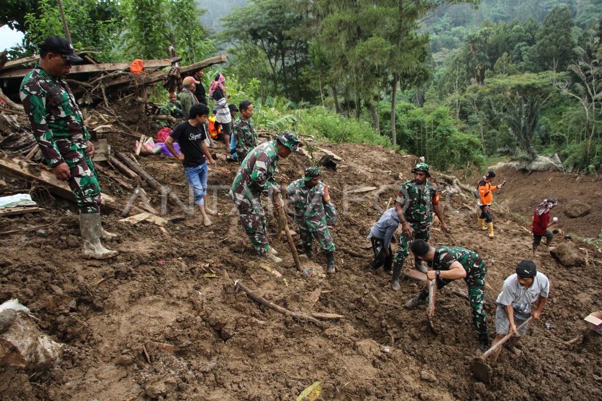 Pencarian Korban Tanah Longsor Di Tana Toraja | ANTARA Foto