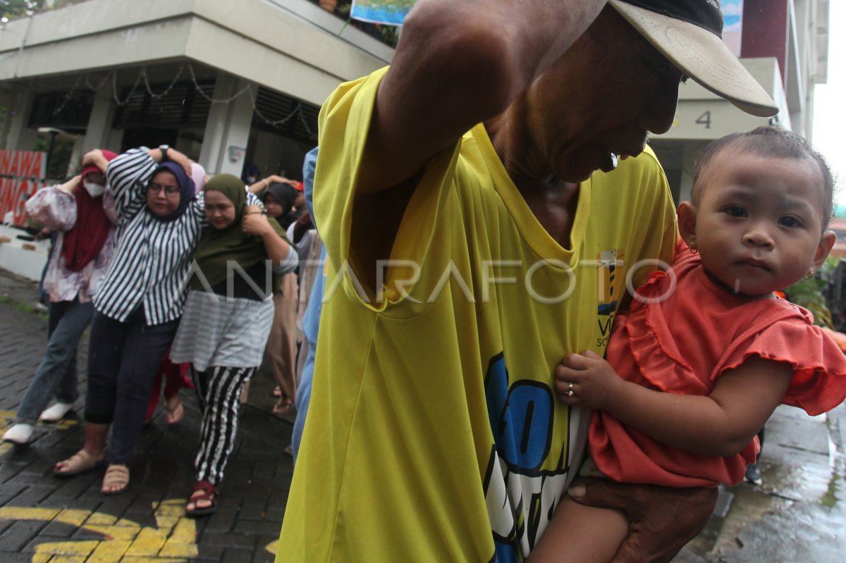 Simulasi Penanggulangan Bencana Di Surabaya | ANTARA Foto