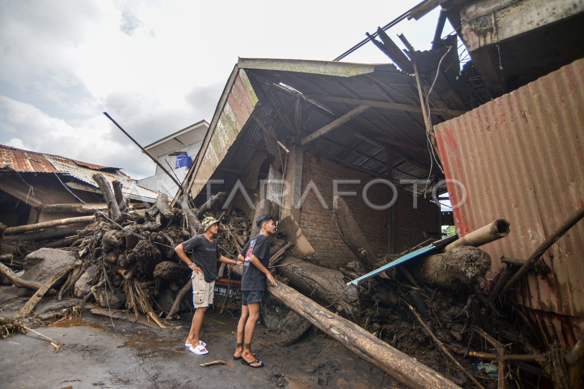 Banjir Bandang Di Kabupaten Agam Antara Foto