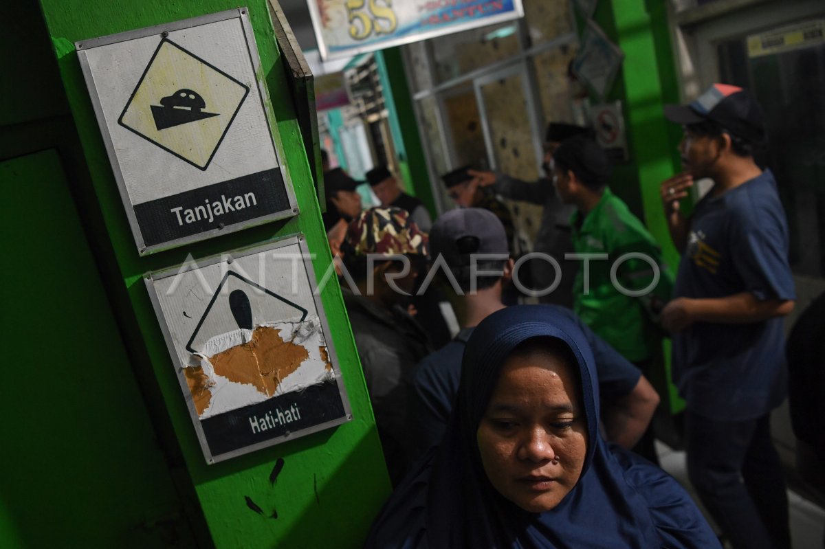 Keluarga Korban Kecelakaan Bus Datangi SMK Lingga Kencana | ANTARA Foto