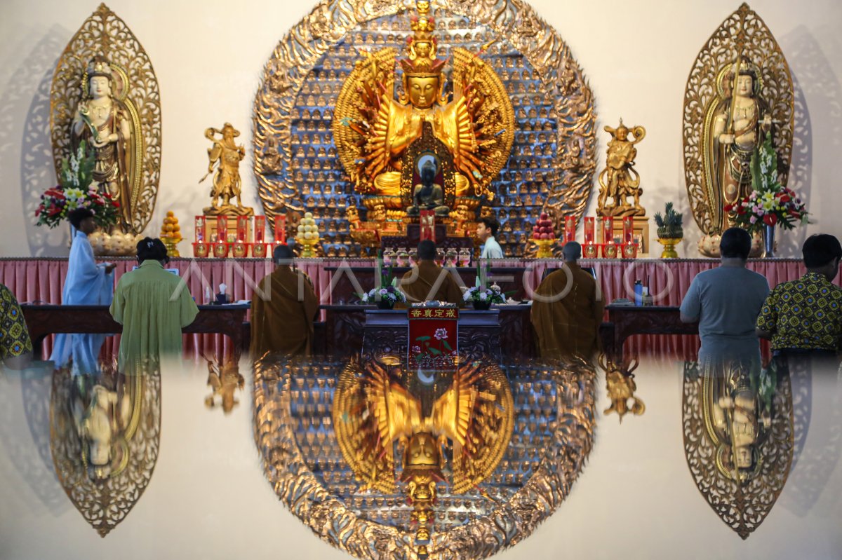 Ritual upacara pemandian Buddha Rupang di Semarang | ANTARA Foto