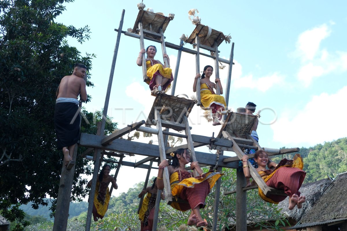 Tradisi ayunan jantra di Desa Tenganan Bali | ANTARA Foto