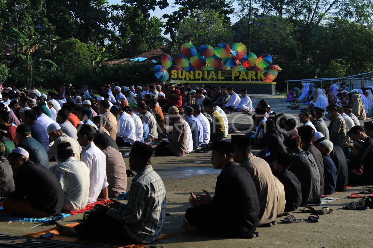 Shalat Idul Adha di Tugu Khatulistiwa | ANTARA Foto