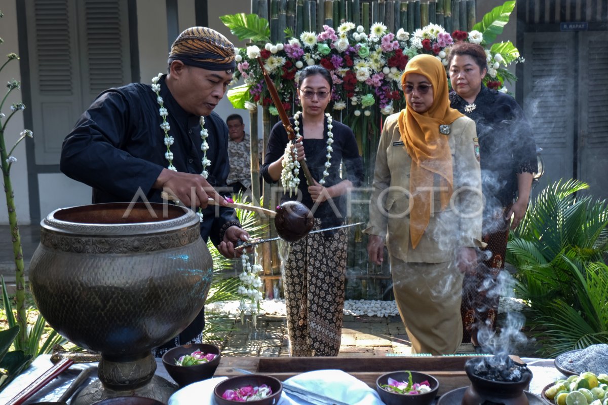 Jamasan Pusaka Di Solo Antara Foto