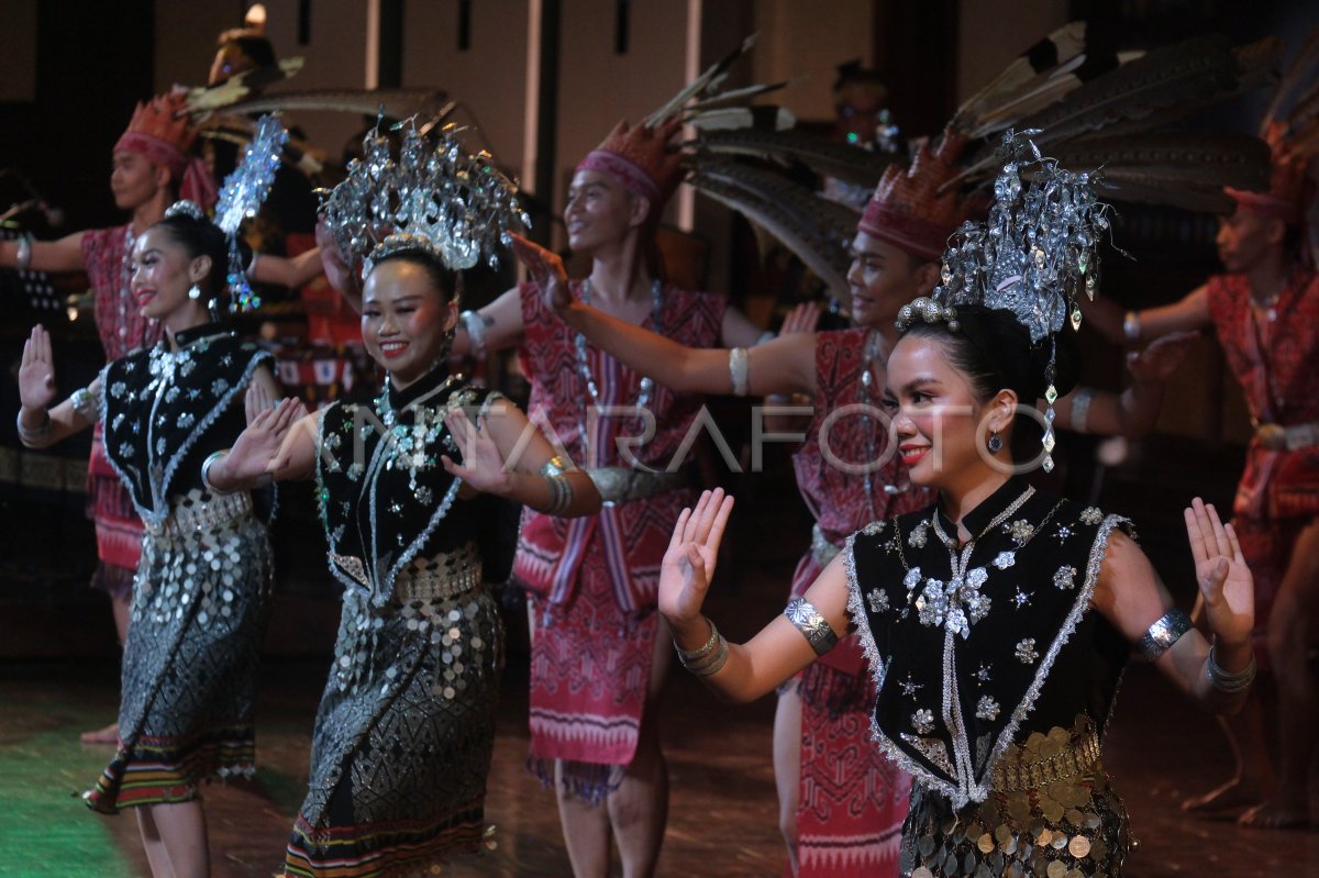 Penampilan kesenian tradisional Sarawak | ANTARA Foto