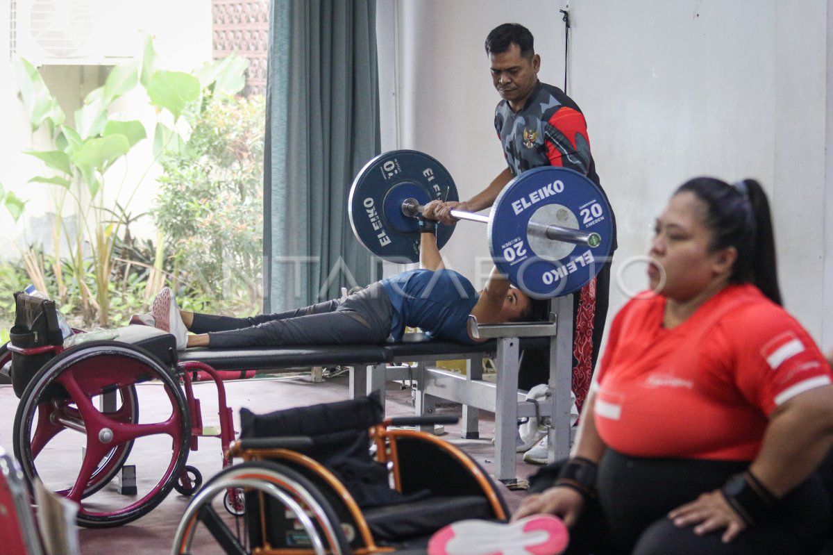 Latihan angkat berat jelang Paralimpiade ANTARA Foto