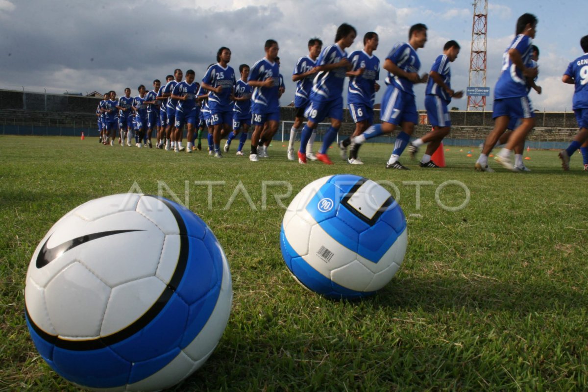 Pemain PSIM melakukan latihan sebelum laga