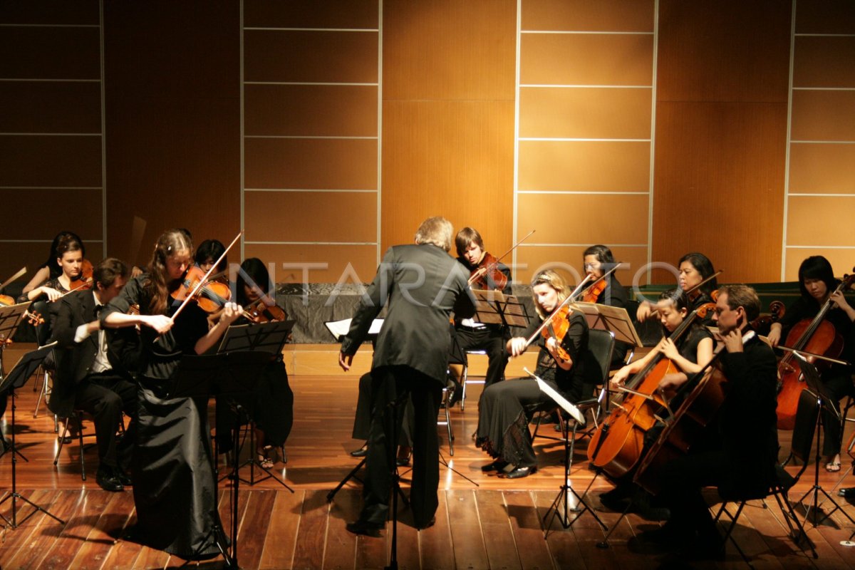 Orkestra musik klasik Indonesia dalam pertunjukan konser di gedung kesenian