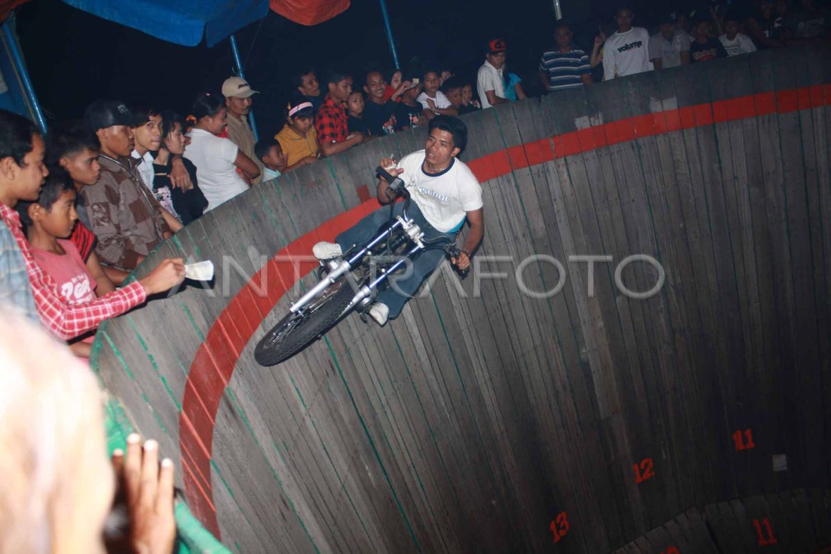 AKTRAKSI TONG SETAN ANTARA Foto