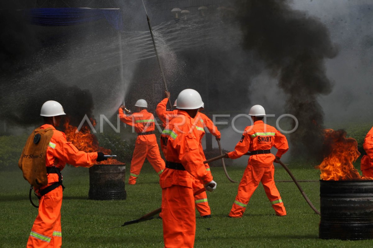 SIMULASI PEMADAMAN KEBAKARAN HUTAN | ANTARA Foto