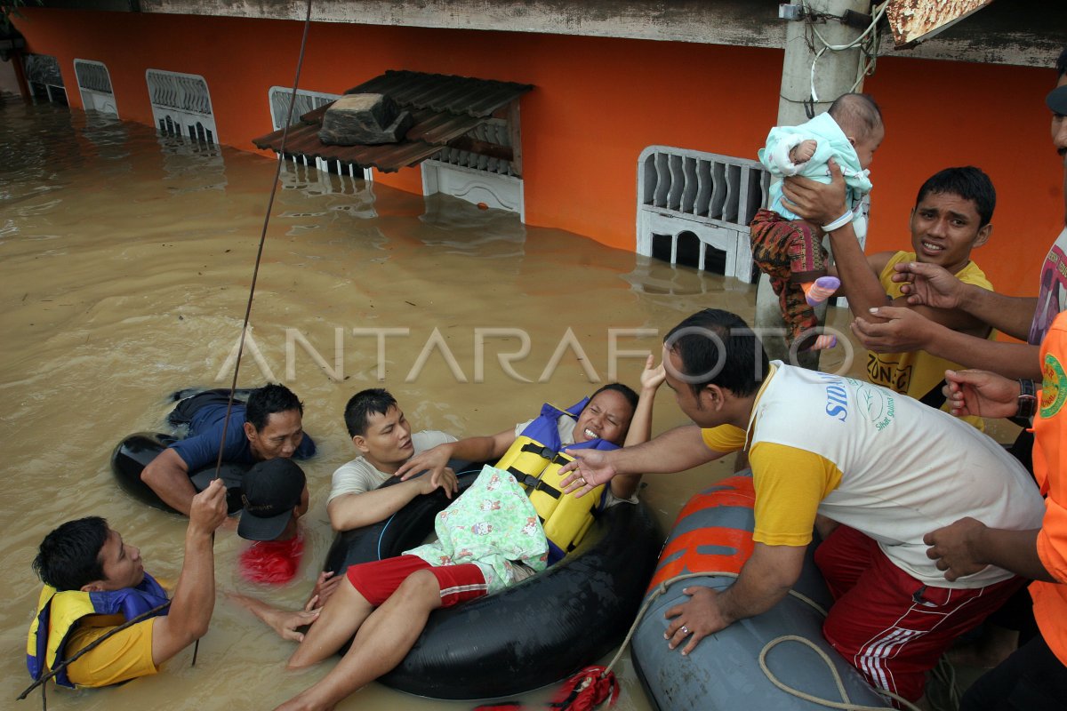 Evakuasi Banjir Antara Foto