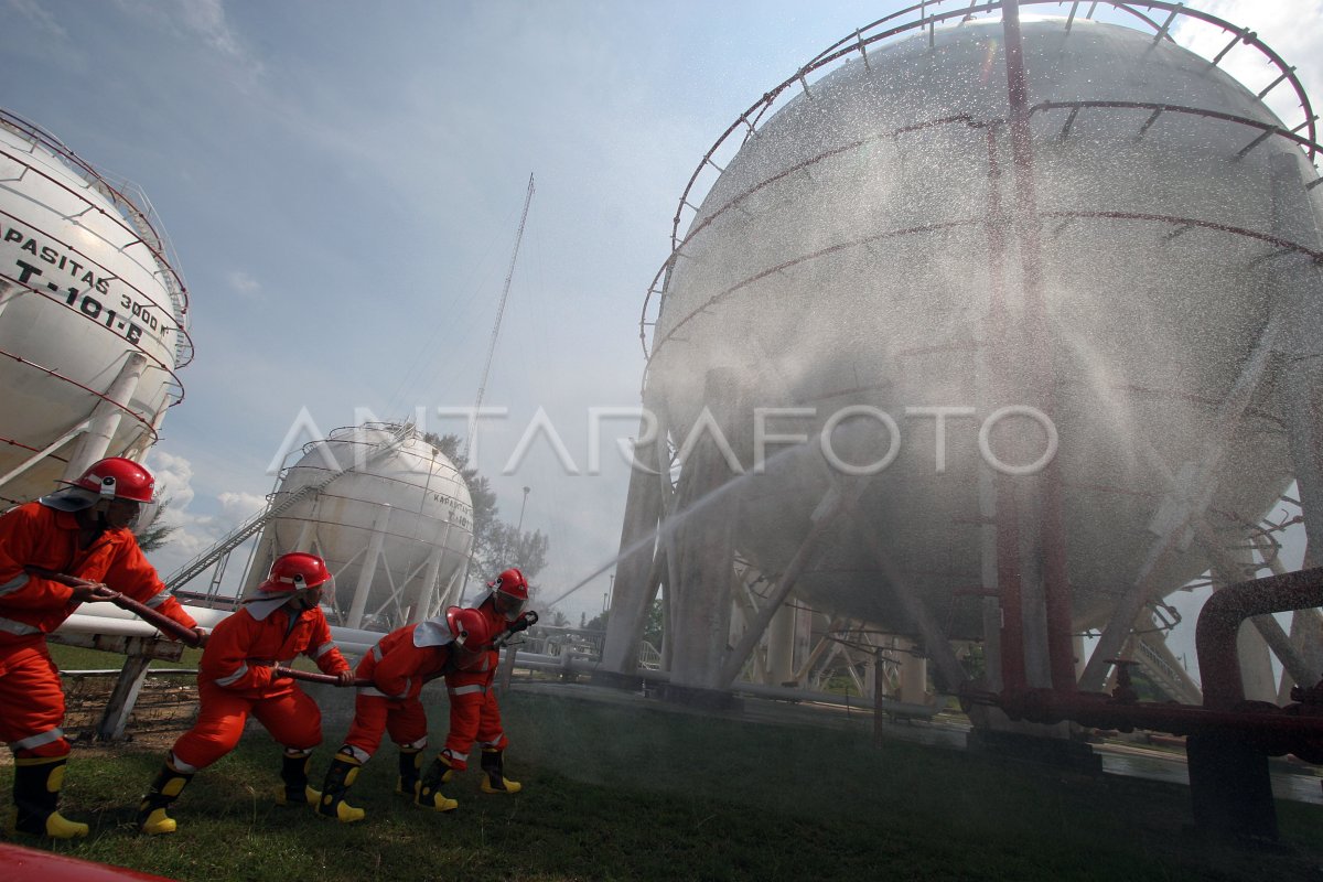 SIMULASI PENANGGULANGAN KEBAKARAN | ANTARA Foto