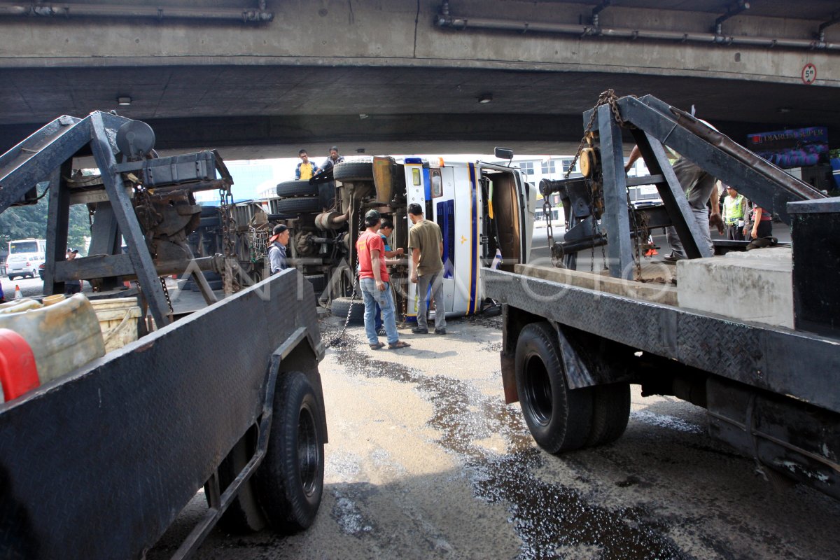 TRUK KONTAINER TERBALIK | ANTARA Foto