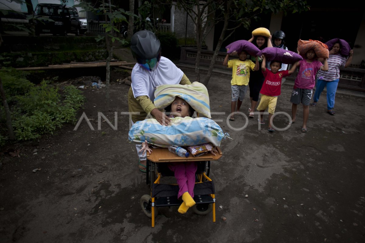 SIMULASI TANGGAP BENCANA | ANTARA Foto