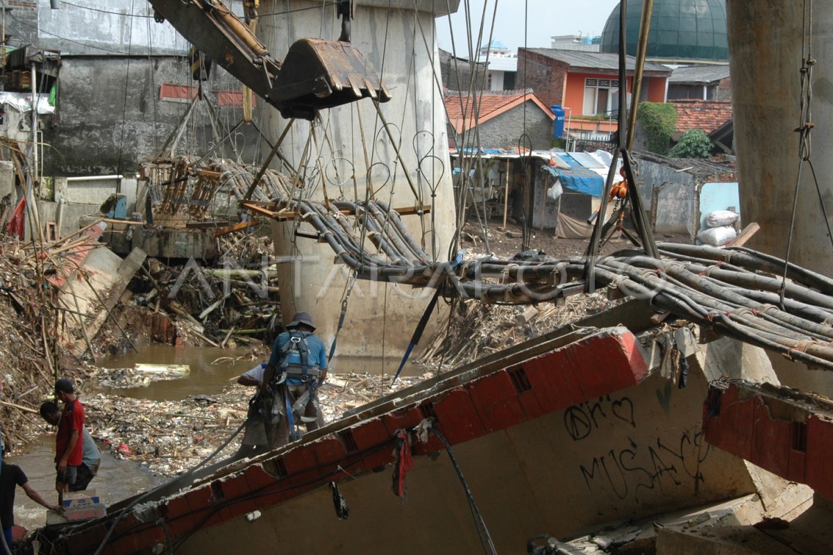 HANCURKAN JEMBATAN KABEL | ANTARA Foto