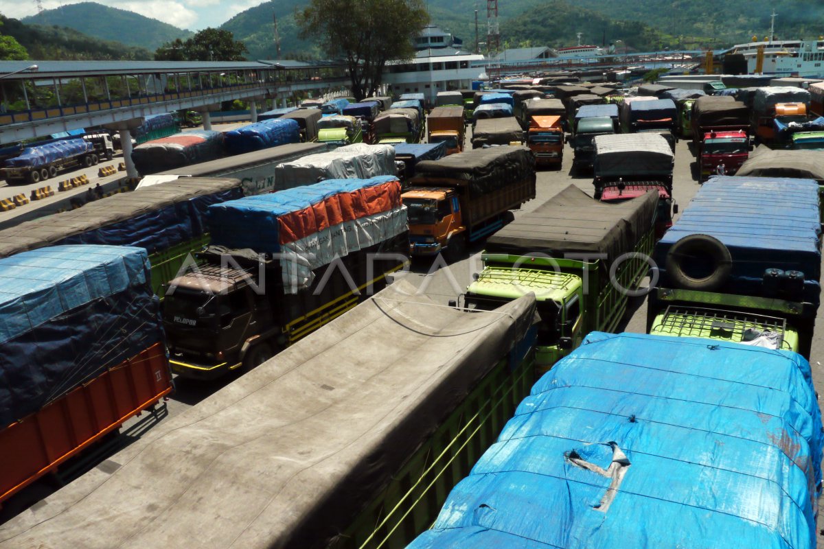 Antrian Panjang Antara Foto