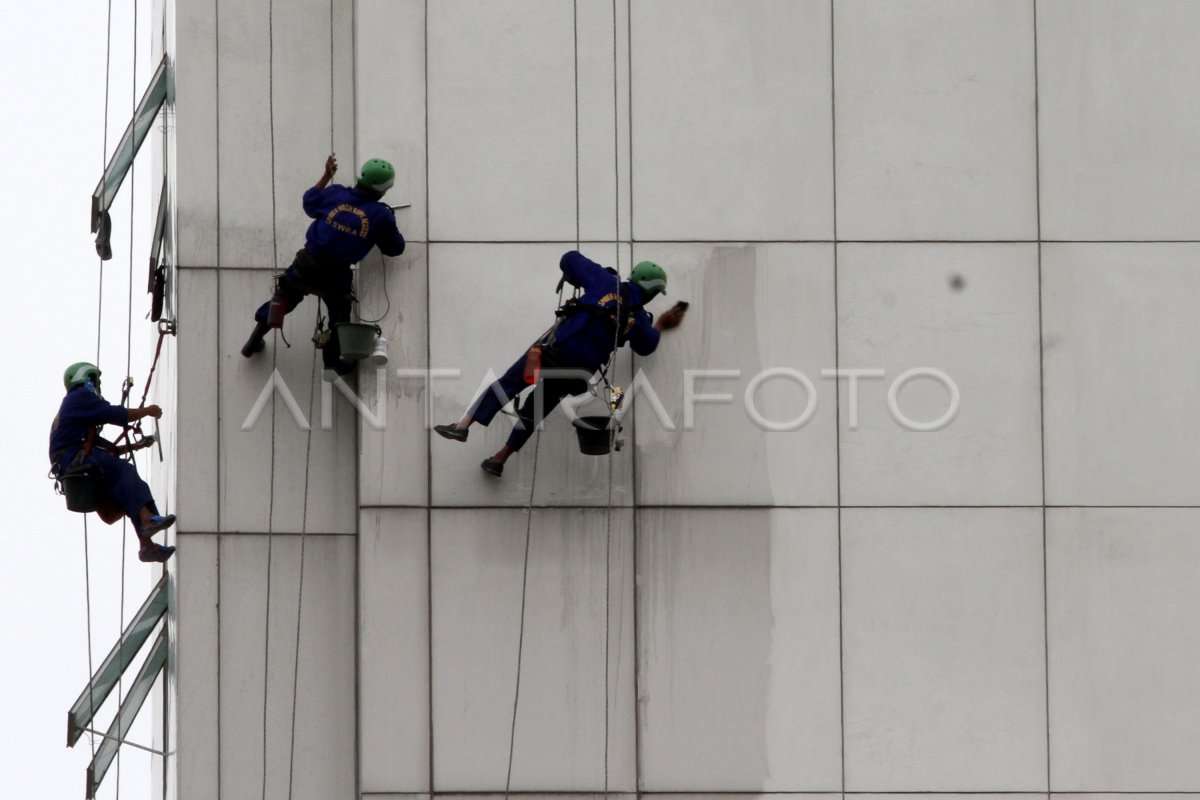 KECELAKAAN KERJA INDONESIA | ANTARA Foto