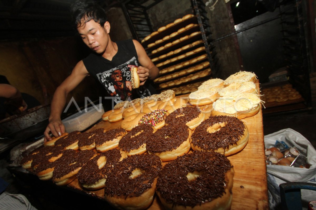 PRODUKSI KUE DONAT | ANTARA Foto