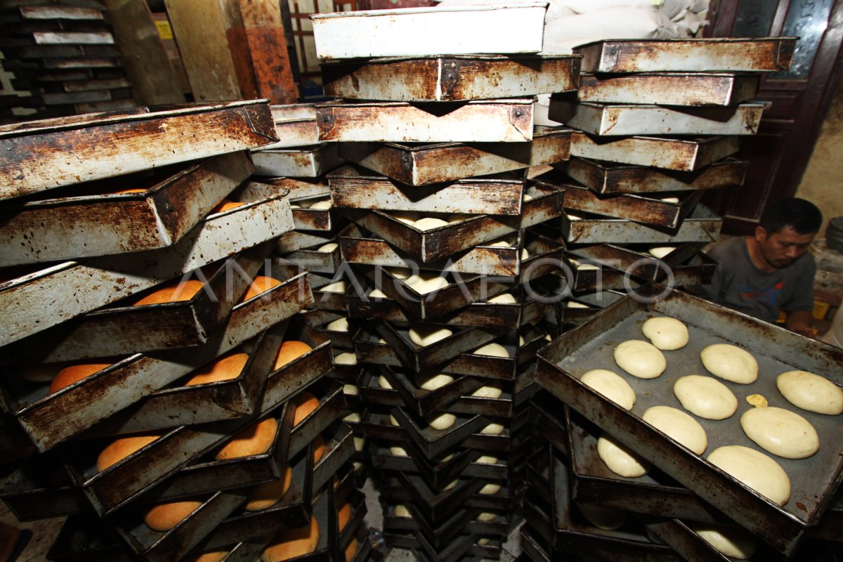 INDUSTRI ROTI RUMAHAN | ANTARA Foto