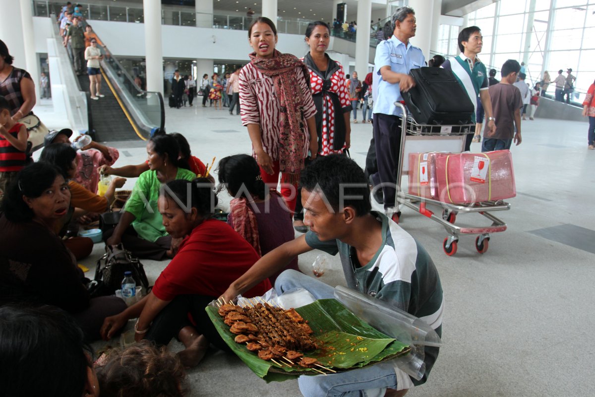 BERDAGANG DI BANDARA