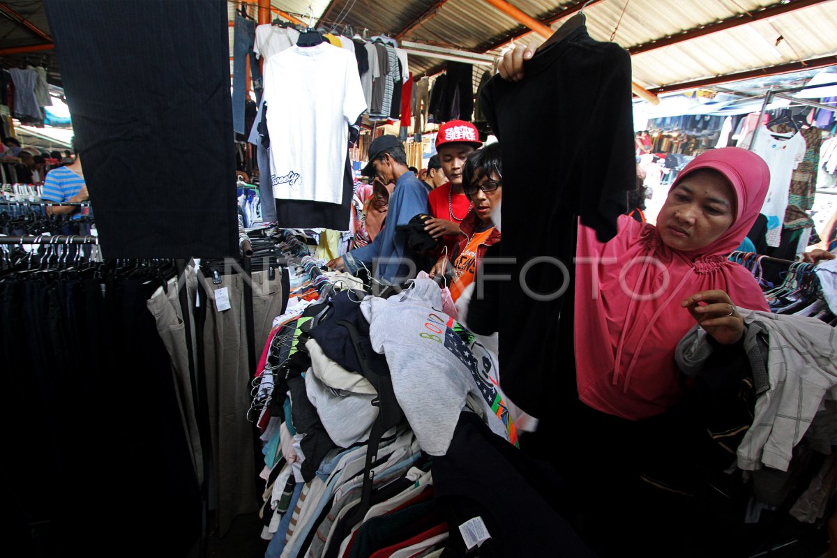 BELANJA BAJU BEKAS | ANTARA Foto