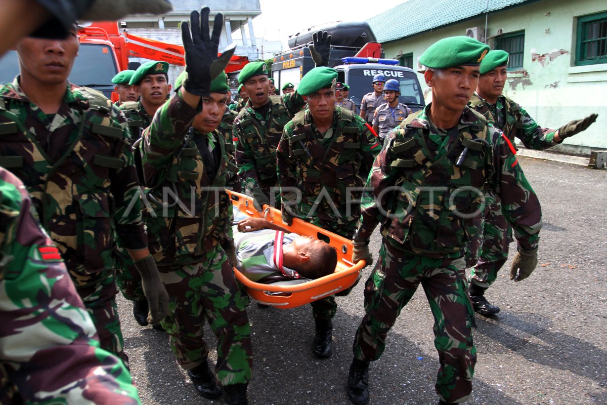 Simulasi Evakuasi Korban Gempa Antara Foto