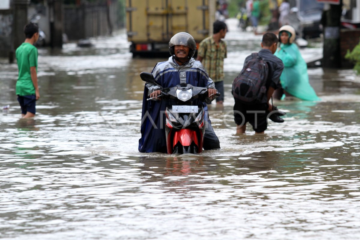 BANJIR PADANG | ANTARA Foto