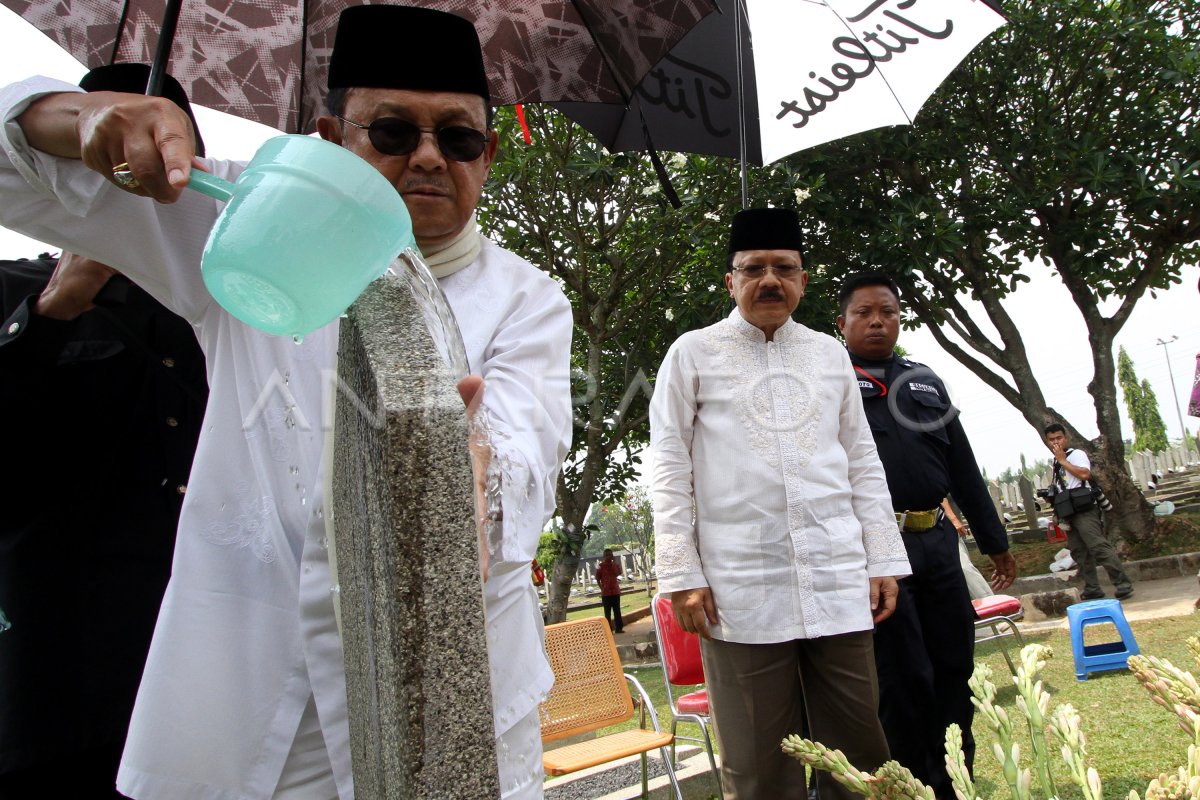 Ziarah Ke Makam Ainun Habibie Antara Foto