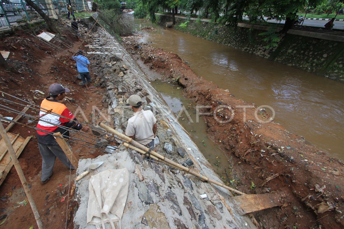 PEMASANGAN TURAP KALI | ANTARA Foto