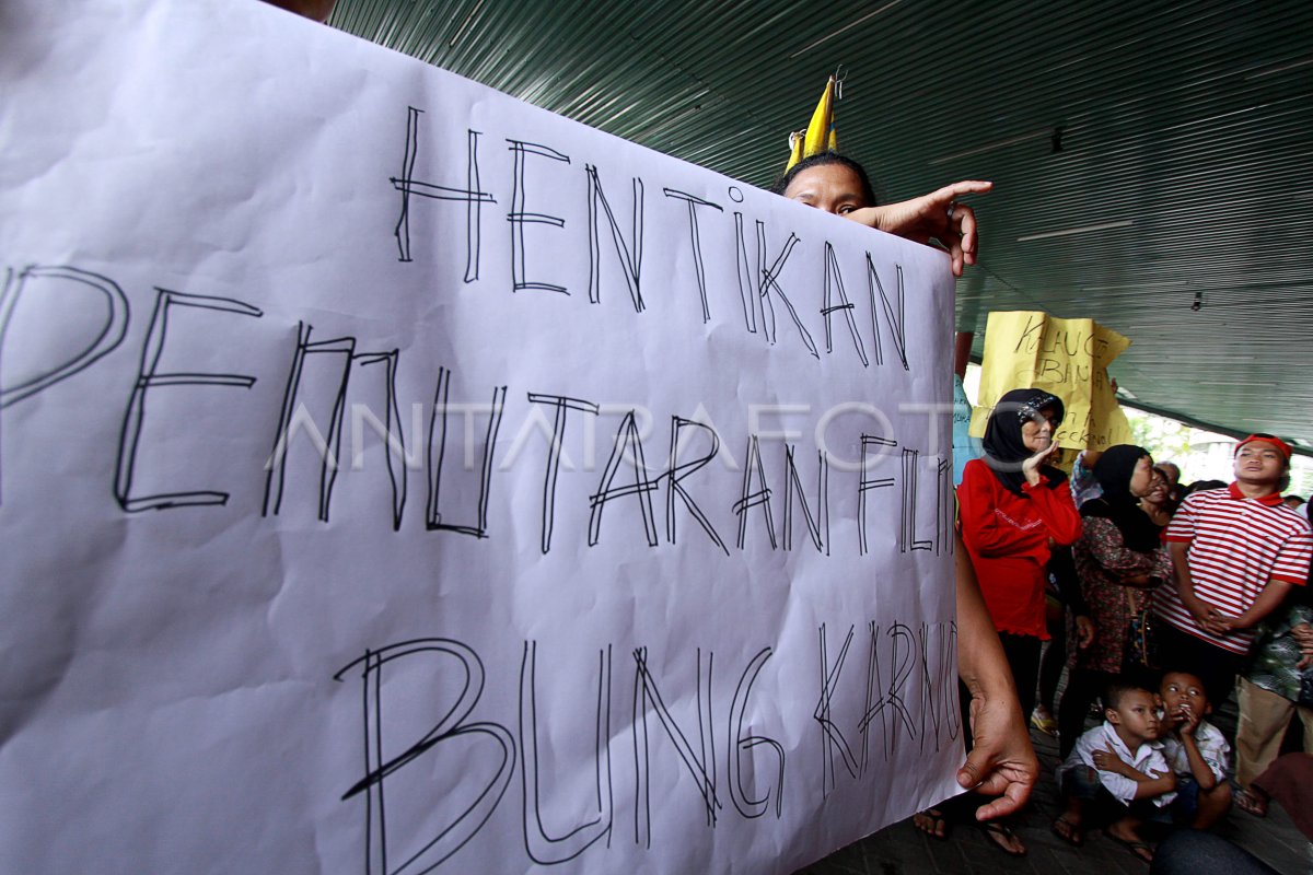 UNJUK RASA TOLAK FILM SOEKARNO | ANTARA Foto