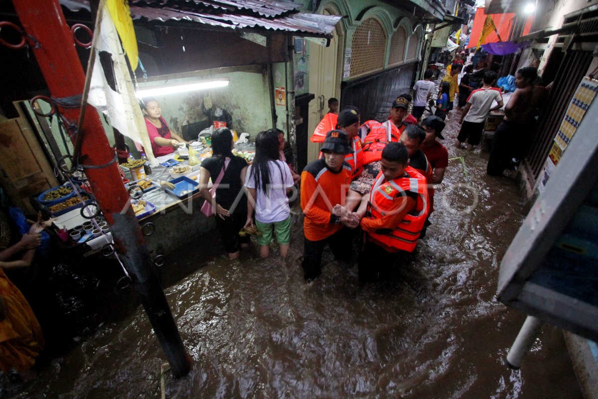 Evakuasi Korban Banjir Antara Foto