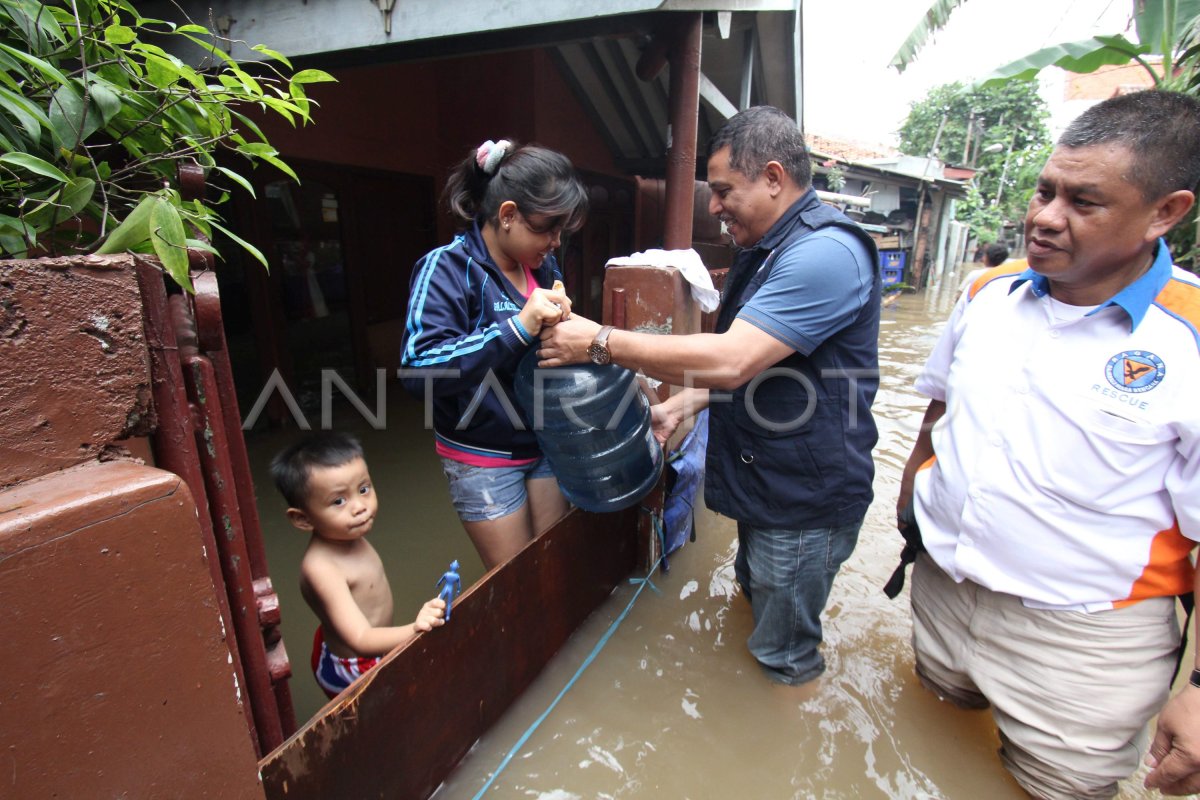 BANTUAN AIR BERSIH | ANTARA Foto