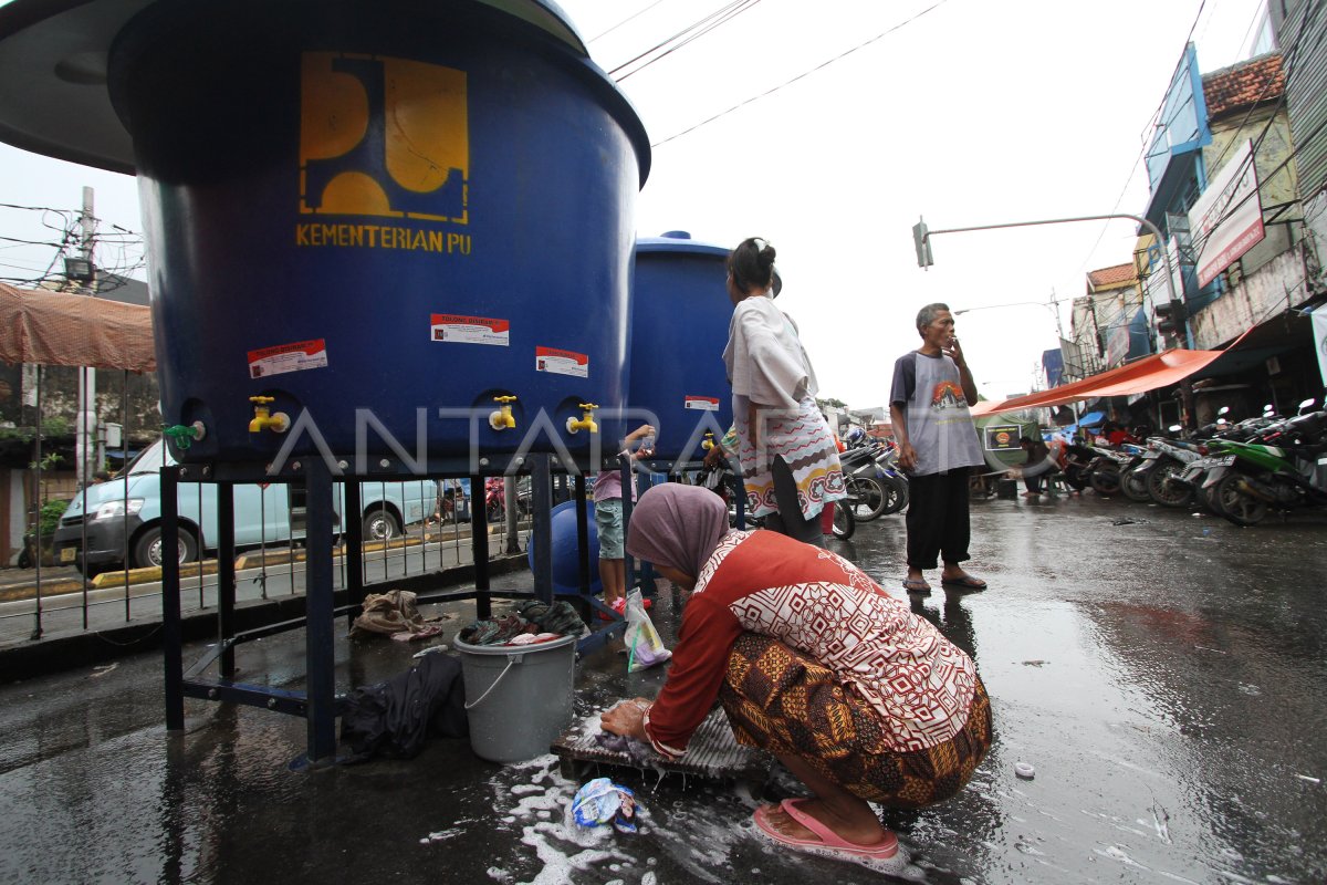 FASILITAS AIR BERSIH PENGUNGSI | ANTARA Foto